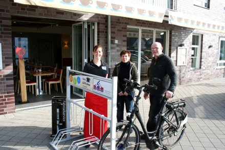 Caféleiterin Heike Rohr (links) bedankte sich herzlich bei Margret und Hermann Metternich für Ihre praktikabele Spende.