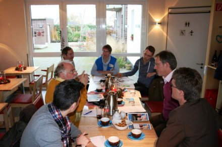 Bei Kaffee und Gebäck erklärte Ute Clevers (Mitte, am Kopfende) am 4. Dezember im käffchen der Presse das neue Angebot. 