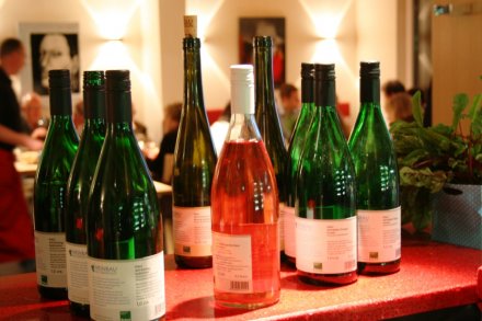 Das Bild zeigt Weine vom Bioland-Weinbau der Lebenshilfe Bad Dürkheim.
