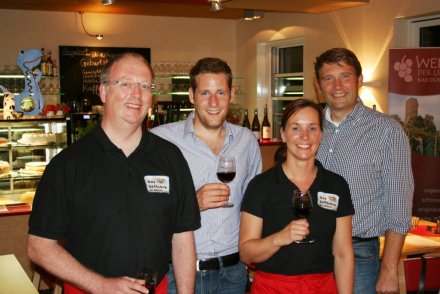 Michael Stenzel (Mitarbeiter des „käffchens“), Jan Hock (Leiter des Weinbaus der Lebenshilfe Bad Dürkheim), Heike Rohr (Caféleiterin) und Michael Behrendt (Geschäftsführer des „käffchens“) genossen nach einer gelungenen Premiere noch ein Glas Rotwein in Bioqualität.